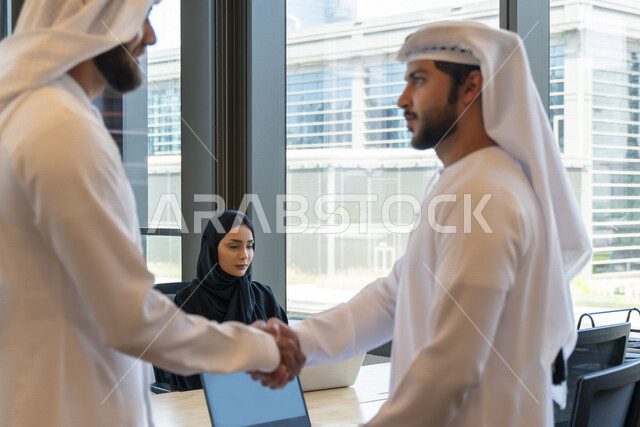 رجلا اعمال عربيان إماراتيان خليجيان يتصافحان، الإتفاق والشراكة على الأعمال والمشاريع التجارية، شركاء عمل، صفقة عمل جديده, التعاون بين الشركات، بيئة عمل إماراتيه، إتفاقية عمل, شركات عربيه إماراتيه خليجيه في الإمارات العربيه المتحده