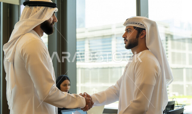رجلا اعمال عربيان إماراتيان خليجيان يتصافحان، الإتفاق والشراكة على الأعمال والمشاريع التجارية، شركاء عمل، صفقة عمل جديده, التعاون بين الشركات، بيئة عمل إماراتيه، إتفاقية عمل, شركات عربيه إماراتيه خليجيه في الإمارات العربيه المتحده