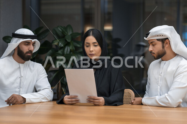 فريق عمل عربي إماراتي خليجي في إجتماع عمل داخل مقر الشركة، مناقشة اهداف وسياسة الشركة، شرح استراتيجية العمل، مناقشة مشروع، تدريب وتطوير الموظفين, بيئة عمل إماراتيه, شركات عربيه اماراتيه خليجيه