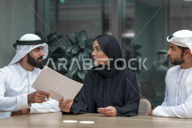 فريق عمل عربي إماراتي خليجي في إجتماع عمل داخل مقر الشركة، مناقشة اهداف وسياسة الشركة، شرح استراتيجية العمل، مناقشة مشروع، تدريب وتطوير الموظفين, بيئة عمل إماراتيه, شركات عربيه اماراتيه خليجيه