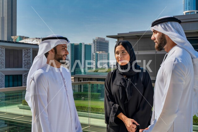 فريق عمل عربي إماراتي خليجي خارج مقر الشركه، التجول في الخارج, محادثات عامه, نقاشات عمل, زملاء عمل, إجتماع عمل في الهواء الطلق, إنتهاء الدوام، خروج الموظفين، مهن ووظائف إماراتيه، شركات ومكاتب خليجيه في الإمارات العربيه المتحده