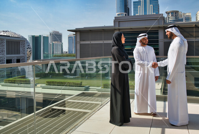 فريق عمل عربي إماراتي خليجي خارج مقر الشركه، التجول في الخارج, محادثات عامه, نقاشات عمل, زملاء عمل, إجتماع عمل في الهواء الطلق, إنتهاء الدوام، خروج الموظفين، مهن ووظائف إماراتيه، شركات ومكاتب خليجيه في الإمارات العربيه المتحده