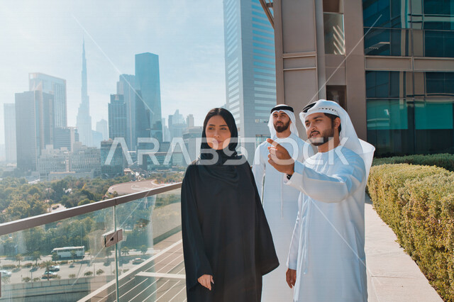 فريق عمل عربي إماراتي خليجي خارج مقر الشركه، التجول في الخارج, محادثات عامه, نقاشات عمل, زملاء عمل, إجتماع عمل في الهواء الطلق, إنتهاء الدوام، خروج الموظفين، مهن ووظائف إماراتيه، شركات ومكاتب خليجيه في الإمارات العربيه المتحده