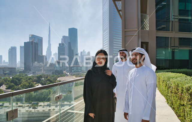 فريق عمل عربي إماراتي خليجي خارج مقر الشركه، التجول في الخارج, محادثات عامه, نقاشات عمل, زملاء عمل, إجتماع عمل في الهواء الطلق, إنتهاء الدوام، خروج الموظفين، مهن ووظائف إماراتيه، شركات ومكاتب خليجيه في الإمارات العربيه المتحده