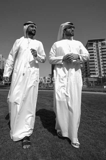 رجلان اعمال عربيان خليجييان اماراتييان  خارج مبنى الشركة، فريق عمل، مهن ووظائف اماراتية، تعارف وتحاور، محادثات ونقاشات عمل، زملاء عمل، إنتهاء الدوام، خروج الموظفين، شراكات عمل ناجحة