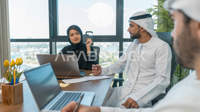 فريق عمل عربي خليجي اماراتي في اجتماع عمل، غرفه اجتماعات، رجال اعمال، نقاشات وحوارات عمل، متابعة العمل، بيئة العمل الاماراتي، فريق عمل، اعمال مكتبية، دراسة ومراجعة المشاريع، الإشراف وتدقيق العمل، جلسة عمل