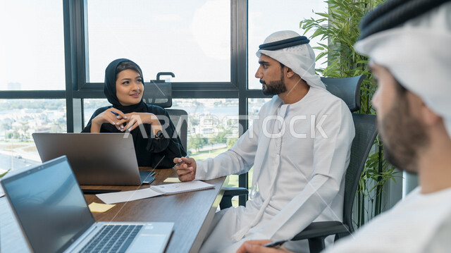 فريق عمل عربي خليجي اماراتي في اجتماع عمل، غرفه اجتماعات، رجال اعمال، نقاشات وحوارات عمل، متابعة العمل، بيئة العمل الاماراتي، فريق عمل، اعمال مكتبية، دراسة ومراجعة المشاريع، الإشراف وتدقيق العمل، جلسة عمل