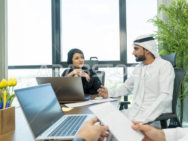 فريق عمل عربي خليجي اماراتي في اجتماع عمل، غرفه اجتماعات، رجال اعمال، نقاشات وحوارات عمل، متابعة العمل، بيئة العمل الاماراتي، فريق عمل، اعمال مكتبية، دراسة ومراجعة المشاريع، الإشراف وتدقيق العمل، جلسة عمل