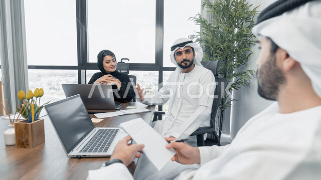فريق عمل عربي خليجي اماراتي في اجتماع عمل، غرفه اجتماعات، رجال اعمال، نقاشات وحوارات عمل، متابعة العمل، بيئة العمل الاماراتي، فريق عمل، اعمال مكتبية، دراسة ومراجعة المشاريع، الإشراف وتدقيق العمل، جلسة عمل
