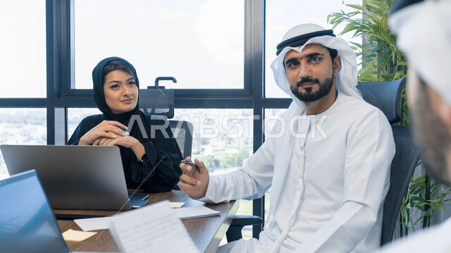 فريق عمل عربي خليجي اماراتي في اجتماع عمل، غرفه اجتماعات، رجال اعمال، نقاشات وحوارات عمل، متابعة العمل، بيئة العمل الاماراتي، فريق عمل، اعمال مكتبية، دراسة ومراجعة المشاريع، الإشراف وتدقيق العمل، جلسة عمل