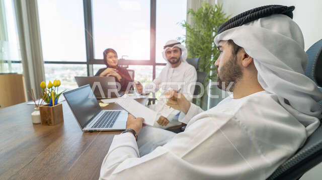 فريق عمل عربي خليجي اماراتي في اجتماع عمل، غرفه اجتماعات، رجال اعمال، نقاشات وحوارات عمل، متابعة العمل، بيئة العمل الاماراتي، فريق عمل، اعمال مكتبية، دراسة ومراجعة المشاريع، الإشراف وتدقيق العمل، جلسة عمل