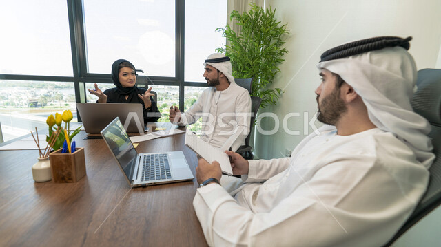 فريق عمل عربي خليجي اماراتي في اجتماع عمل، غرفه اجتماعات، رجال اعمال، نقاشات وحوارات عمل، متابعة العمل، بيئة العمل الاماراتي، فريق عمل، اعمال مكتبية، دراسة ومراجعة المشاريع، الإشراف وتدقيق العمل، جلسة عمل