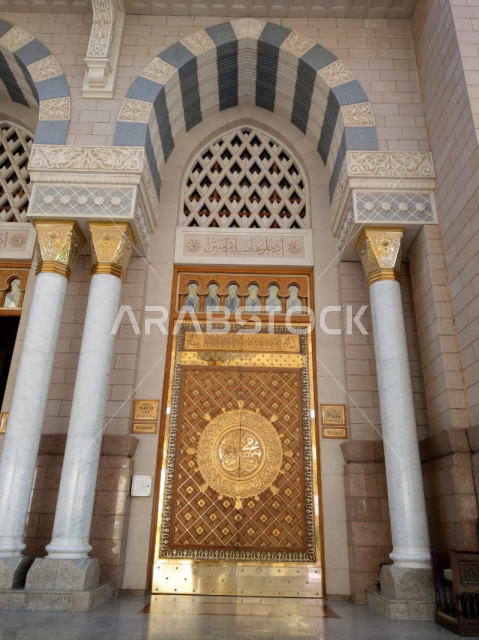 باب مكة في المسجد النبوي الشريف بالمدينه المنوره، الزخرفه الإسلاميه العريقه لبوابات الحرم المدني, بوابة مصنوعه من الخشب والنحاس, الفن الهندسي والمعماري لبناء المسجد, مسجد النبي محمد صلى الله عليه وسلم في المملكه العربيه السعوديه
