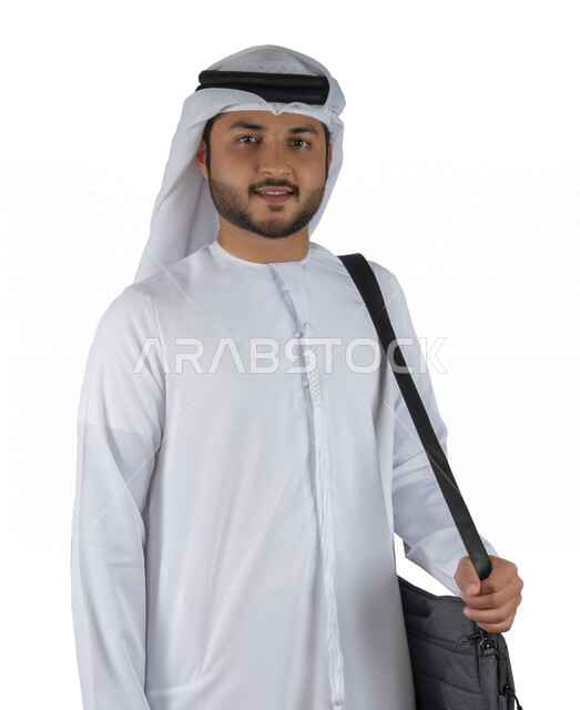 بورتريه طالب جامعي عربي خليجي اماراتي يضع الحقيبة على ظهرة ، يحمل بيده كتاب جامعي، قراءة الكتب الجامعية، مراجعة الدروس اليومية، التعليم الجامعي في الإمارات العربية المتحدة ، خلفية بيضاء .