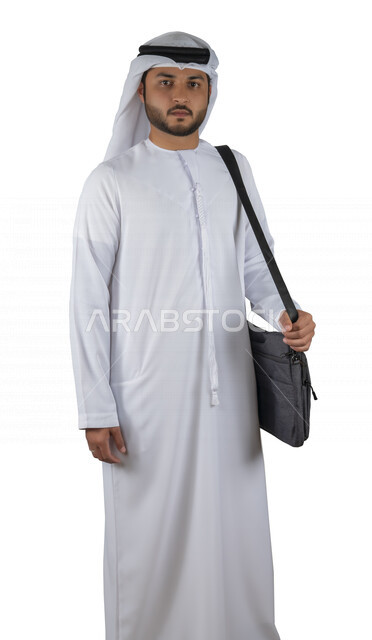 بورتريه طالب جامعي عربي خليجي اماراتي يضع الحقيبة على ظهرة ، يحمل بيده كتاب جامعي، قراءة الكتب الجامعية، مراجعة الدروس اليومية، التعليم الجامعي في الإمارات العربية المتحدة ، خلفية بيضاء .