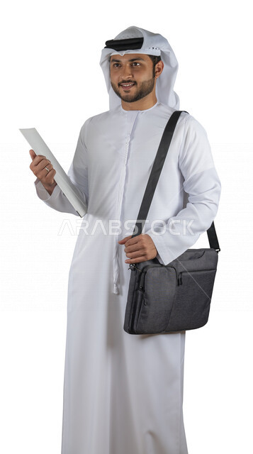 بورتريه طالب جامعي عربي خليجي اماراتي يضع الحقيبة على ظهرة ، يحمل بيده كتاب جامعي، قراءة الكتب الجامعية، مراجعة الدروس اليومية، التعليم الجامعي في الإمارات العربية المتحدة ، خلفية بيضاء .