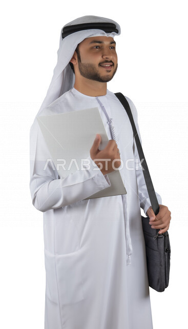 بورتريه طالب جامعي عربي خليجي اماراتي يضع الحقيبة على ظهرة ، يحمل بيده كتاب جامعي، قراءة الكتب الجامعية، مراجعة الدروس اليومية، التعليم الجامعي في الإمارات العربية المتحدة ، خلفية بيضاء .