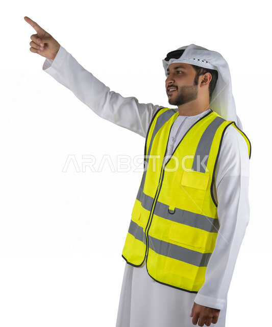 بورتريه مهندس عربي خليجي اماراتي يرتدي سترة حماية خاصة بالعمل ، يؤشر بيده للأعلى , مهن و وظائف هندسية ، ادارة المشاريع الهندسية، مفهوم الهندسة ، مهندس معماري محترف ، مخططات و تصماميم هندسية، تدقيق العمل , خلفية بيضاء .