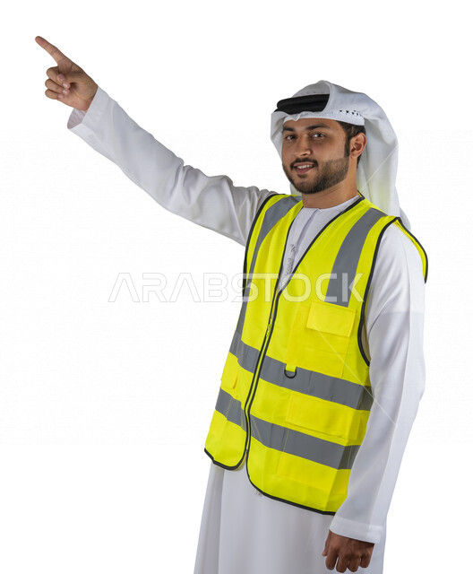 بورتريه مهندس عربي خليجي اماراتي يرتدي سترة حماية خاصة بالعمل ، يؤشر بيده للأعلى , مهن و وظائف هندسية ، ادارة المشاريع الهندسية، مفهوم الهندسة ، مهندس معماري محترف ، مخططات و تصماميم هندسية، تدقيق العمل , خلفية بيضاء .