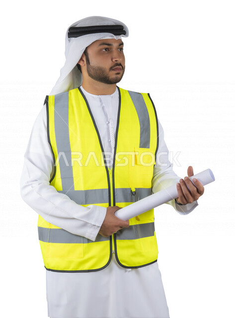 بورتريه مهندس عربي خليجي اماراتي يرتدي سترة حماية خاصة بالعمل ، مهن و وظائف هندسية ، ادارة المشاريع الهندسية، مفهوم الهندسة ، مهندس معماري محترف ، مخططات و تصماميم هندسية، تدقيق العمل , خلفية بيضاء .