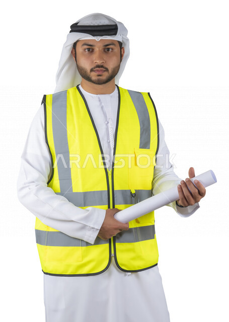 بورتريه مهندس عربي خليجي اماراتي يرتدي سترة حماية خاصة بالعمل ، مهن و وظائف هندسية ، ادارة المشاريع الهندسية، مفهوم الهندسة ، مهندس معماري محترف ، مخططات و تصماميم هندسية، تدقيق العمل , خلفية بيضاء .