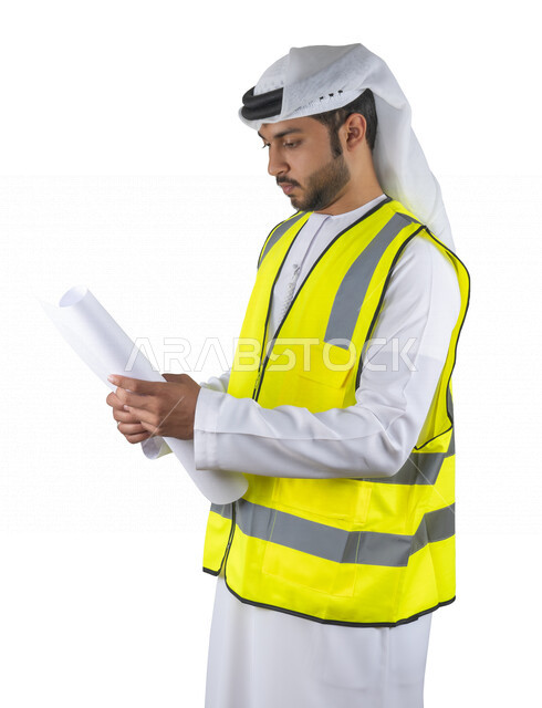 بورتريه مهندس عربي خليجي اماراتي يرتدي سترة حماية خاصة بالعمل ، مهن و وظائف هندسية ، ادارة المشاريع الهندسية، مفهوم الهندسة ، مهندس معماري محترف ، مخططات و تصماميم هندسية، تدقيق العمل , خلفية بيضاء .