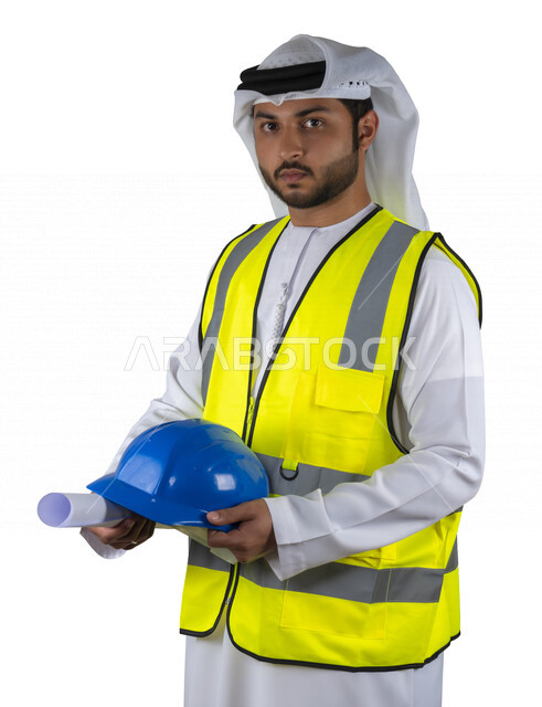 بورتريه مهندس عربي خليجي اماراتي يمسك بيده خوذة السلامة ، سترة حماية خاصة بالعمل ، مهن و وظائف هندسية ، ادارة المشاريع الهندسية، مفهوم الهندسة ، مهندس معماري محترف ، مخططات و تصماميم هندسية، تدقيق العمل , خلفية بيضاء .