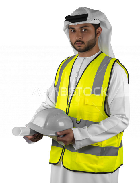 بورتريه مهندس عربي خليجي اماراتي يمسك بيده خوذة السلامة ، سترة حماية خاصة بالعمل ، مهن و وظائف هندسية ، ادارة المشاريع الهندسية، مفهوم الهندسة ، مهندس معماري محترف ، مخططات و تصماميم هندسية، تدقيق العمل , خلفية بيضاء .