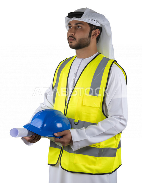 بورتريه مهندس عربي خليجي اماراتي يمسك بيده خوذة السلامة ، سترة حماية خاصة بالعمل ، مهن و وظائف هندسية ، ادارة المشاريع الهندسية، مفهوم الهندسة ، مهندس معماري محترف ، مخططات و تصماميم هندسية، تدقيق العمل , خلفية بيضاء .