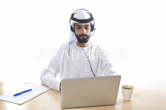 بورتريه موظف عربي خليجي اماراتي يعمل في خدمة العملاء ويرتدي سماعة الاتصال، استعلامات واستفسارات، الاجابه على اسئلة العملاء، اجراء اتصال فيديو من خلال الحاسوب ، متابعة وتطوير العمل , خلفية بيضاء .