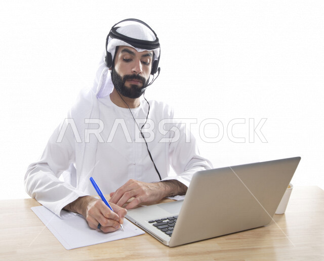 بورتريه موظف عربي خليجي اماراتي يعمل في خدمة العملاء ويرتدي سماعة الاتصال، استعلامات واستفسارات، الاجابه على اسئلة العملاء، اجراء اتصال فيديو من خلال الحاسوب ، متابعة وتطوير العمل , خلفية بيضاء .