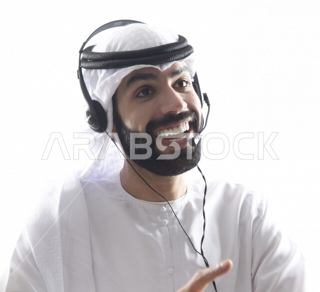 بورتريه موظف عربي خليجي اماراتي يعمل في خدمة العملاء ويرتدي سماعة الاتصال، استعلامات واستفسارات، الاجابه على اسئلة العملاء ، متابعة وتطوير العمل , خلفية بيضاء .