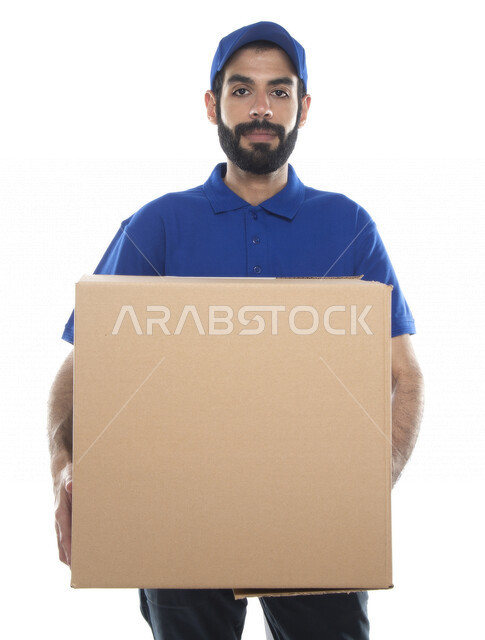 بورتريه لرجل عربي اماراتي خليجي يرتدي قبعه زرقاء يعمل في توصيل الطلبات والبضائع للزبائن, التسوق الالكتروني, طلبات اونلاين, التسوق الذكي, عملية شحن وتوصيل موثوقه, مندوب توصيل, امين مخازن , خلفية بيضاء .