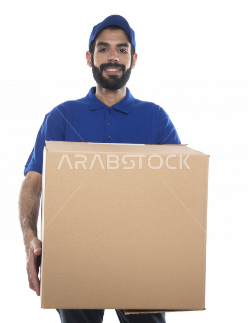 بورتريه لرجل عربي اماراتي خليجي يرتدي قبعه زرقاء يعمل في توصيل الطلبات والبضائع للزبائن, التسوق الالكتروني, طلبات اونلاين, التسوق الذكي, عملية شحن وتوصيل موثوقه, مندوب توصيل, امين مخازن , خلفية بيضاء .