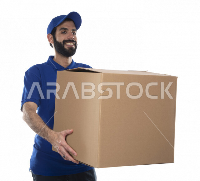 بورتريه لرجل عربي اماراتي خليجي يرتدي قبعه زرقاء يعمل في توصيل الطلبات والبضائع للزبائن, التسوق الالكتروني, طلبات اونلاين, التسوق الذكي, عملية شحن وتوصيل موثوقه, مندوب توصيل, امين مخازن , خلفية بيضاء .