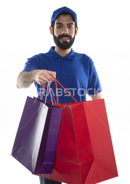 بورتريه رجل عربي اماراتي خليجي يعمل في توصيل طلبات التسوق للزبائن, التسوق الالكتروني, طلبات اونلاين, التسوق الذكي, عملية شحن وتوصيل موثوقه, مندوب توصيل البضائع , امين مخازن , خلفية بيضاء . 