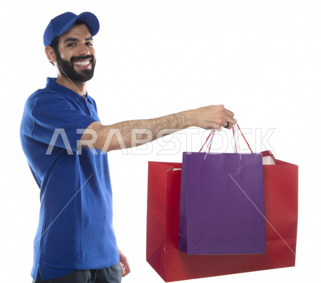 بورتريه رجل عربي اماراتي خليجي يعمل في توصيل طلبات التسوق للزبائن, التسوق الالكتروني, طلبات اونلاين, التسوق الذكي, عملية شحن وتوصيل موثوقه, مندوب توصيل البضائع , امين مخازن , خلفية بيضاء . 