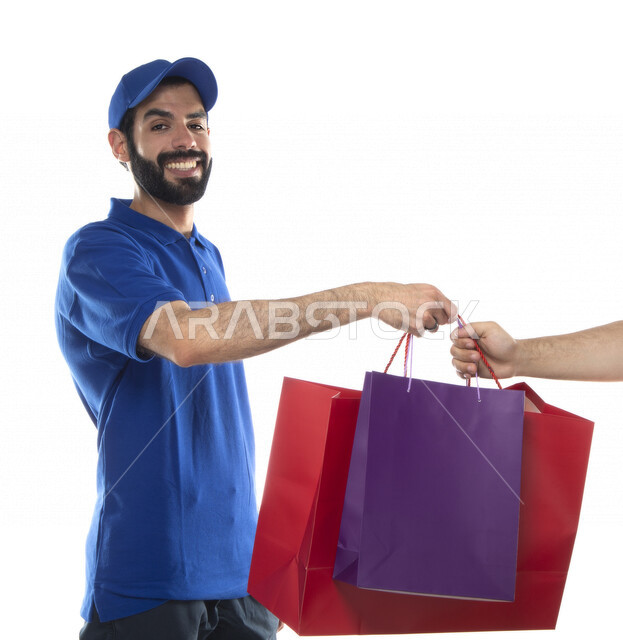 بورتريه رجل عربي اماراتي خليجي يعمل في توصيل طلبات التسوق للزبائن, التسوق الالكتروني, طلبات اونلاين, التسوق الذكي, عملية شحن وتوصيل موثوقه, مندوب توصيل البضائع , امين مخازن , خلفية بيضاء . 