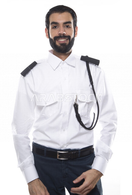 بورتريه رجل أمن عربي خليجي إماراتي يرتدي الزي الرسمي للعمل , يقوم بإيماءات وجه ويدين , إشارات يد للإرشاد , الحفاظ على الأمن والسلامة , مهن و وظائف , خلفية بيضاء .