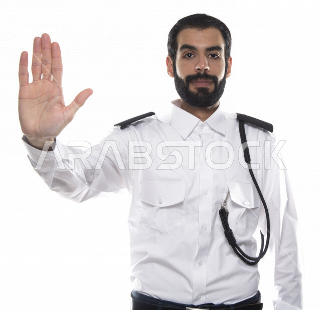 بورتريه رجل أمن عربي خليجي إماراتي يرتدي الزي الرسمي للعمل , يقوم بإيماءات وجه ويدين , إشارات يد للإرشاد , الحفاظ على الأمن والسلامة , مهن و وظائف , خلفية بيضاء .