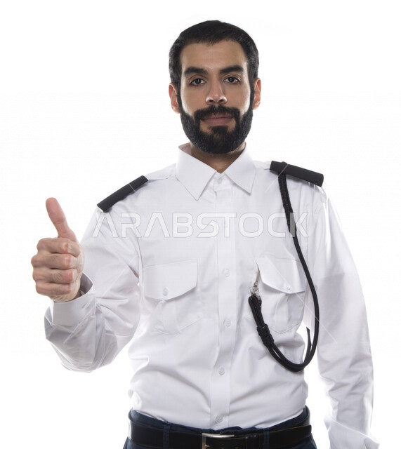 بورتريه رجل أمن عربي خليجي إماراتي يرتدي الزي الرسمي للعمل , يقوم بإيماءات وجه ويدين , إشارات يد للإرشاد , الحفاظ على الأمن والسلامة , مهن و وظائف , خلفية بيضاء .