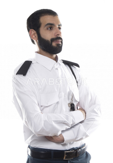 بورتريه رجل أمن عربي خليجي إماراتي يرتدي الزي الرسمي للعمل , يقوم بإيماءات وجه ويدين , إشارات يد للإرشاد , الحفاظ على الأمن والسلامة , مهن و وظائف , خلفية بيضاء .