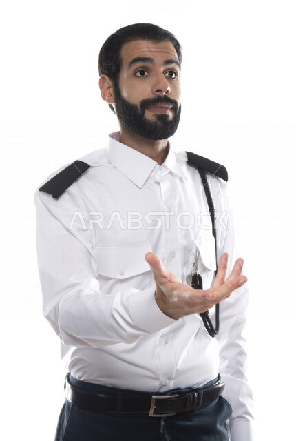 بورتريه رجل أمن عربي خليجي إماراتي يرتدي الزي الرسمي للعمل , يقوم بإيماءات وجه ويدين , إشارات يد للإرشاد , الحفاظ على الأمن والسلامة , مهن و وظائف , خلفية بيضاء .