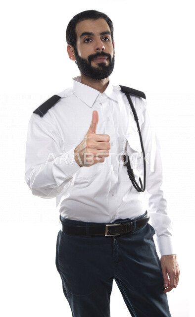 بورتريه رجل أمن عربي خليجي إماراتي يرتدي الزي الرسمي للعمل , يقوم بإيماءات وجه ويدين , إشارات يد للإرشاد , الحفاظ على الأمن والسلامة , مهن و وظائف , خلفية بيضاء .
