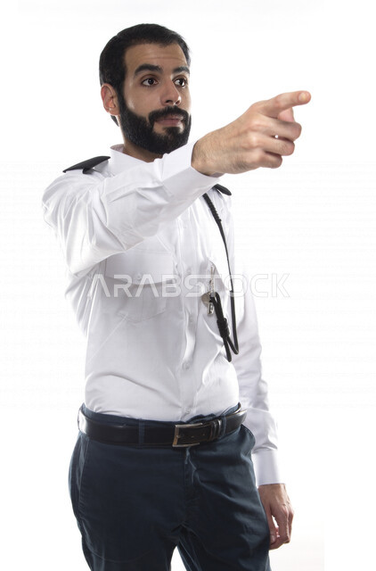 بورتريه رجل أمن عربي خليجي إماراتي يرتدي الزي الرسمي للعمل , يقوم بإيماءات وجه ويدين , إشارات يد للإرشاد , الحفاظ على الأمن والسلامة , مهن و وظائف , خلفية بيضاء .