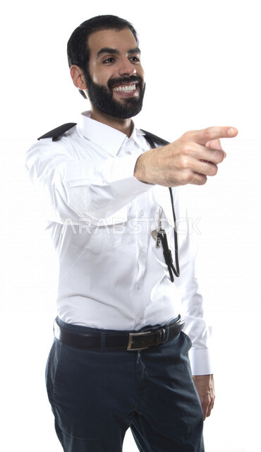 بورتريه رجل أمن عربي خليجي إماراتي يرتدي الزي الرسمي للعمل , يقوم بإيماءات وجه ويدين , إشارات يد للإرشاد , الحفاظ على الأمن والسلامة , مهن و وظائف , خلفية بيضاء .