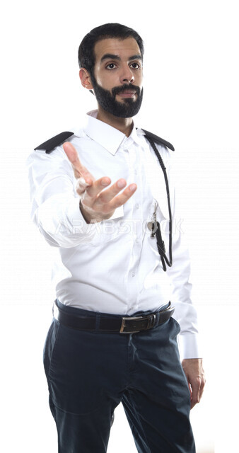 بورتريه رجل أمن عربي خليجي إماراتي يرتدي الزي الرسمي للعمل , يقوم بإيماءات وجه ويدين , إشارات يد للإرشاد , الحفاظ على الأمن والسلامة , مهن و وظائف , خلفية بيضاء .