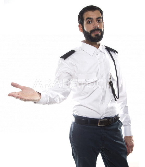بورتريه رجل أمن عربي خليجي إماراتي يرتدي الزي الرسمي للعمل , يقوم بإيماءات وجه ويدين , إشارات يد للإرشاد , الحفاظ على الأمن والسلامة , مهن و وظائف , خلفية بيضاء .