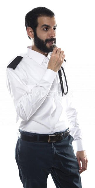 بورتريه رجل أمن عربي خليجي إماراتي يرتدي الزي الرسمي للعمل , يقوم بإيماءات وجه ويدين , إشارات يد للإرشاد , الحفاظ على الأمن والسلامة , مهن و وظائف , خلفية بيضاء .