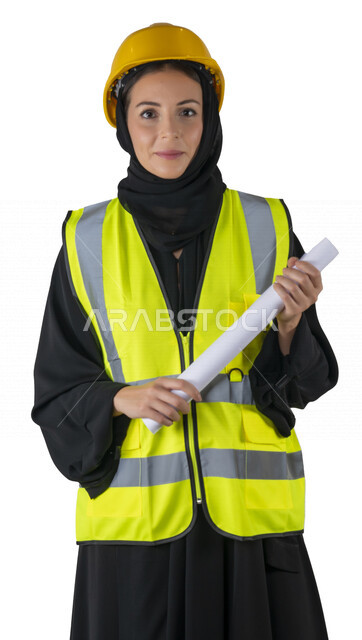 بورتريه لمهندسة معمارية عربية إماراتيه خليجية مبتسمه تحمل بيدها مخطط البناء، تنظر إلى الكاميرا, مهندسة إنشاءات محجبة ترتدي بدلة وخوذة السلامة في العمل, مهن ووظائف هندسيه، مشروع بناء، مفهوم الهندسه المعماريه, خلفية بيضاء